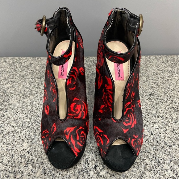 BETSEY JOHNSON Black/Red Roses Pony Hair Peep Toe Stiletto Platforms Whimsy 6.5 - Picture 4 of 17